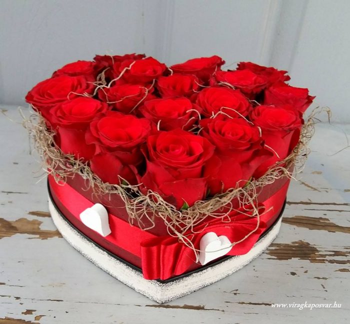 Szív alakú virágdoboz vörösrózsával