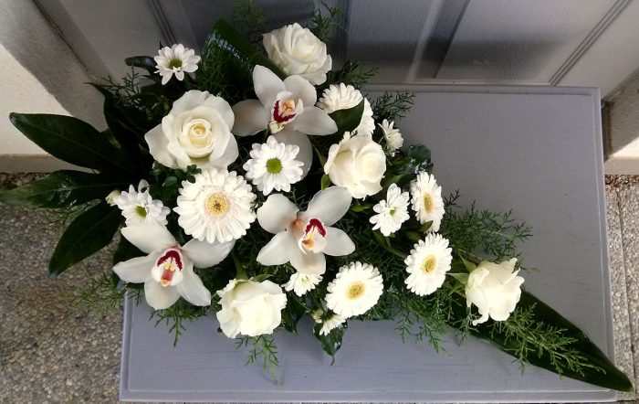 Tűzött sírcsokor fehér vegyes virágokkal