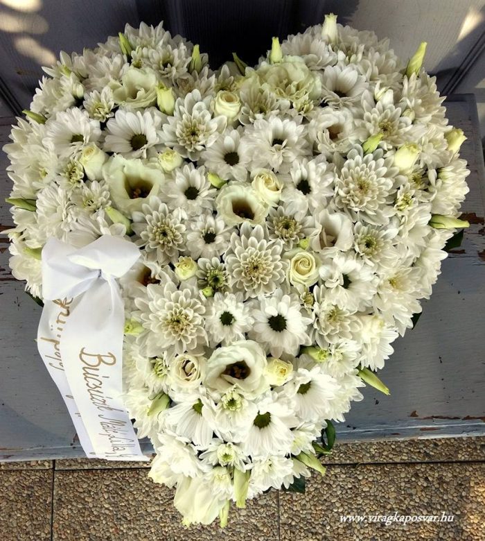 Szívkoszorú fehér virágokból