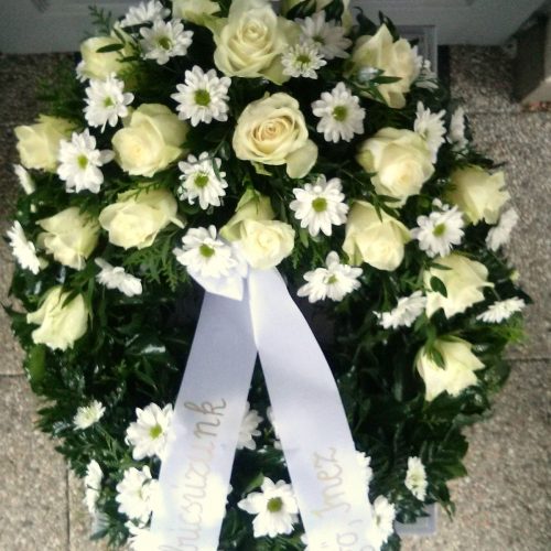 Görög koszorú két ponton díszített vegyes fehér virágokból, rózsával