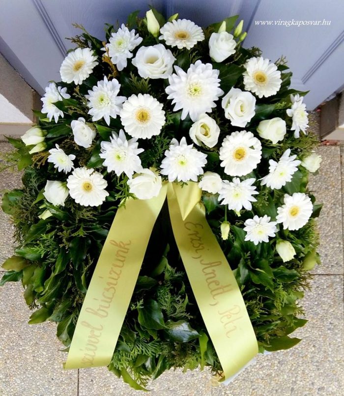 Görög koszorú egy ponton díszített vegyes fehér virágokból
