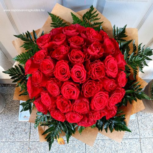 Vörös rózsa csokor élő virágból